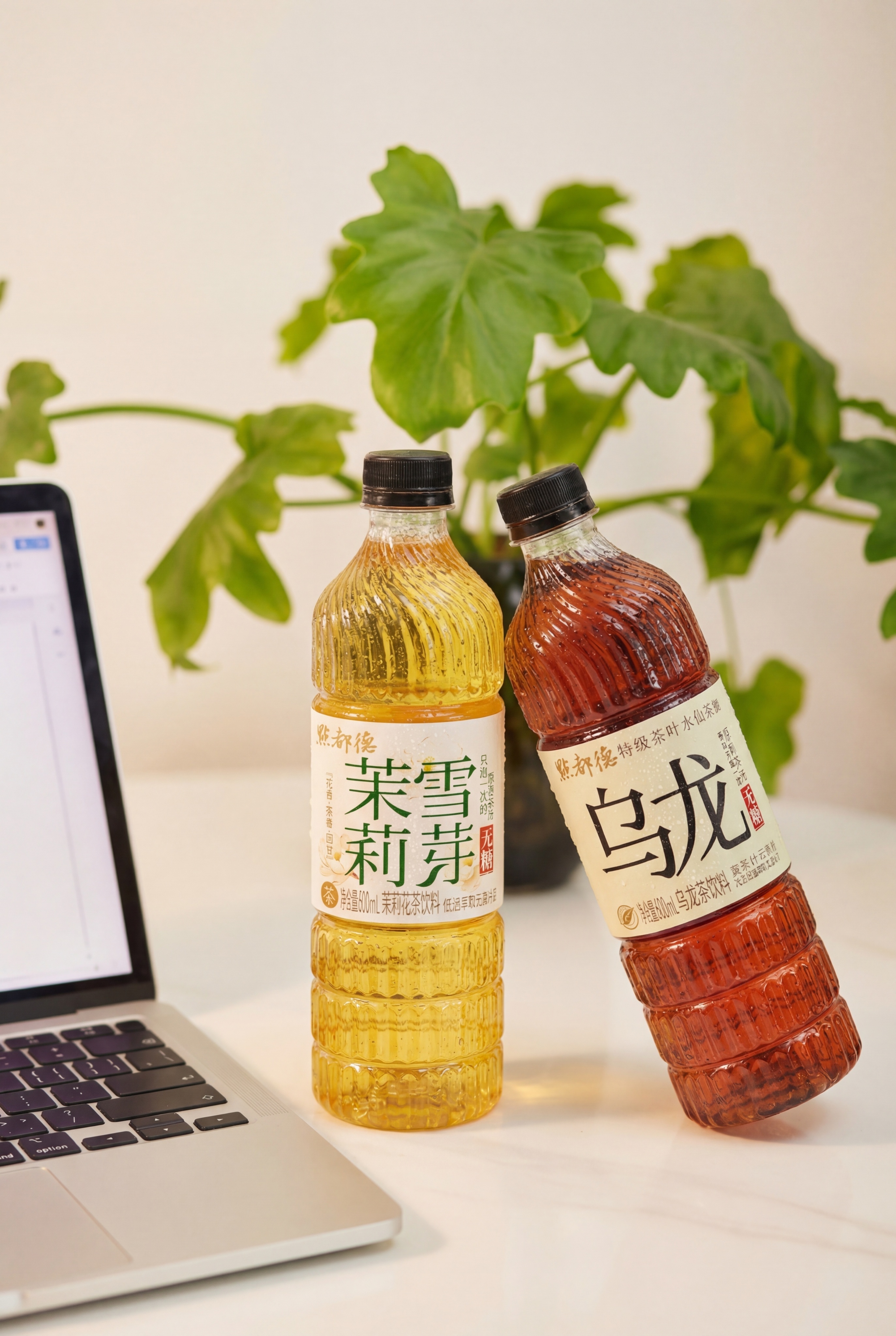 将茉莉雪芽和乌龙两瓶饮料放在白色办公桌面上，左侧茉莉雪芽饮料瓶… - 图片创意预览