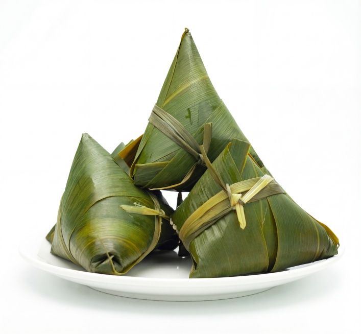 将三个粽子下方的木质托盘替换为干净的白色圆形盘子，保持粽子本身、粽叶和捆绑绳的样子和结构完全不变，整体是纯色背景，画面干净明亮，保持商业美食摄影的质感，不要改变粽子的位置和形态预览效果