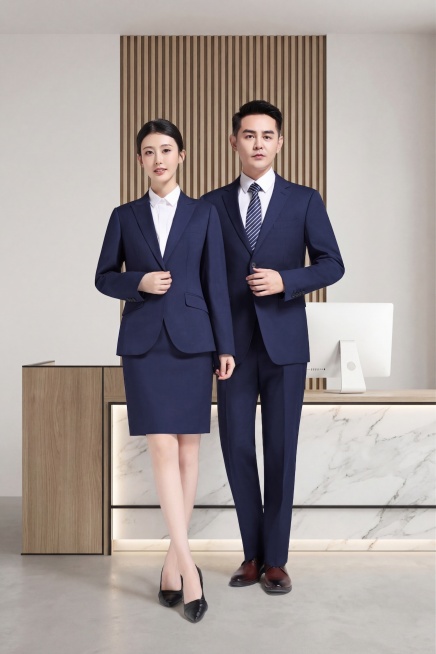 重新生成背景为现代极简风格公司前台接待台，鱼肚白大理石岩板柜体，原木色木饰面装饰，内嵌暖白线性灯带，黑色细金属装饰线条，台面上放置白色极简一体机电脑，背景是米白色哑光艺术漆墙面，墙面中央有浅咖色竖向实预览效果