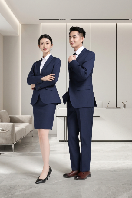 更换背景为现代极简轻奢酒店前台空间，意式极简风格，浅色系米白与浅灰为主色调，干净通透，白色前台搭配黑色细线条装饰，浅灰色大理石柔光地面，浅米色布艺沙发配金属细腿，墙面留白并以黑色竖线分割，柔和自然光与预览效果