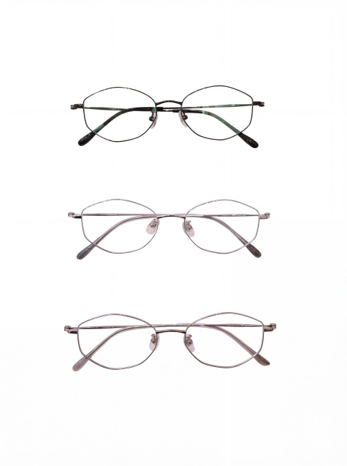 产品主体位于画面绝对正中心，垂直居中，水平居中，顶部空白区域与底部空白区域高度严格相等，严禁偏下，严禁贴边，严禁切图。正视，平视。严格保持原图产品的拍摄透视，严禁改变产品角度，严禁扶正，严禁镜像翻转。预览效果