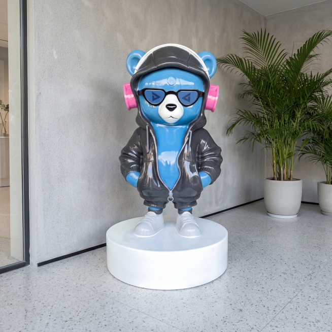 潮流1.7米大熊雕塑，站姿双手插兜姿势保持不变，主体蓝色熊身不变，耳机粉色耳罩不变，将原本紫色连帽套装更换为炭黑色，鞋子保持浅灰色不变，保持整体亮面玻璃钢材质和物理结构绝对不变，严禁扭曲变形。放置在商预览效果