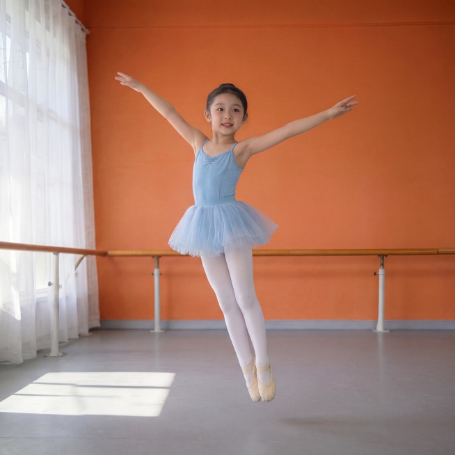 将9岁芭蕾女孩的动作改为正在跳芭蕾的动态姿态，例如轻盈小跳（sauté en pointe）或优雅的grand jeté起始瞬间，双臂舒展呈第二位，身体舒展向上，脚尖绷直，展现童真与专业感；保持原人物预览效果
