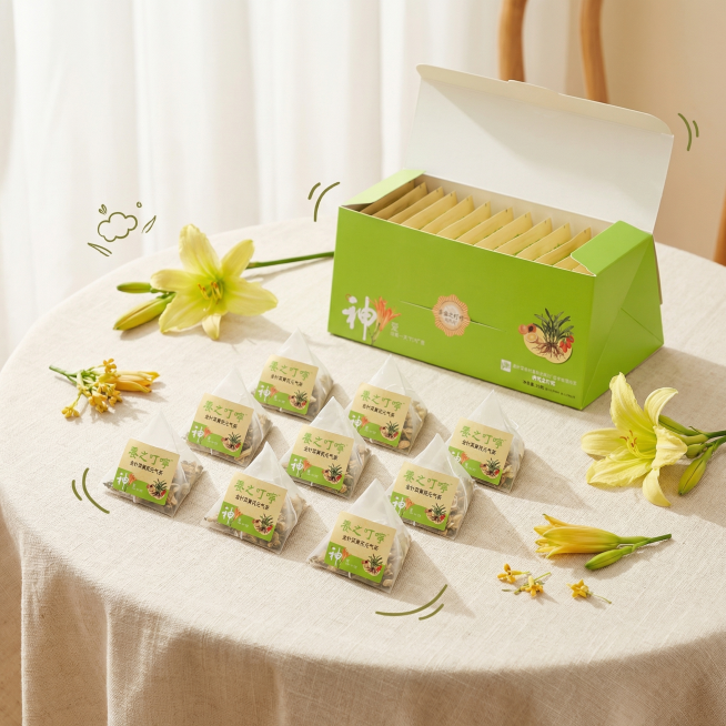 [场景图 5] 养之叮咛金针菜黄芪元气茶多包展示场景
多包独立三角茶包从包装盒中取出，整齐摆放在浅米黄餐布上，旁边搭配新鲜金针菜花朵作为装饰，柔和自然光，展示独立便捷的产品特点，保持产品包装盒外观和原预览效果