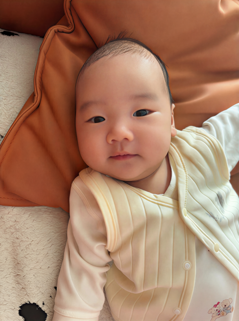 去除婴儿脸上和额头的红色痘痘，保持原图其他内容、光线和风格不变，自然修图预览效果