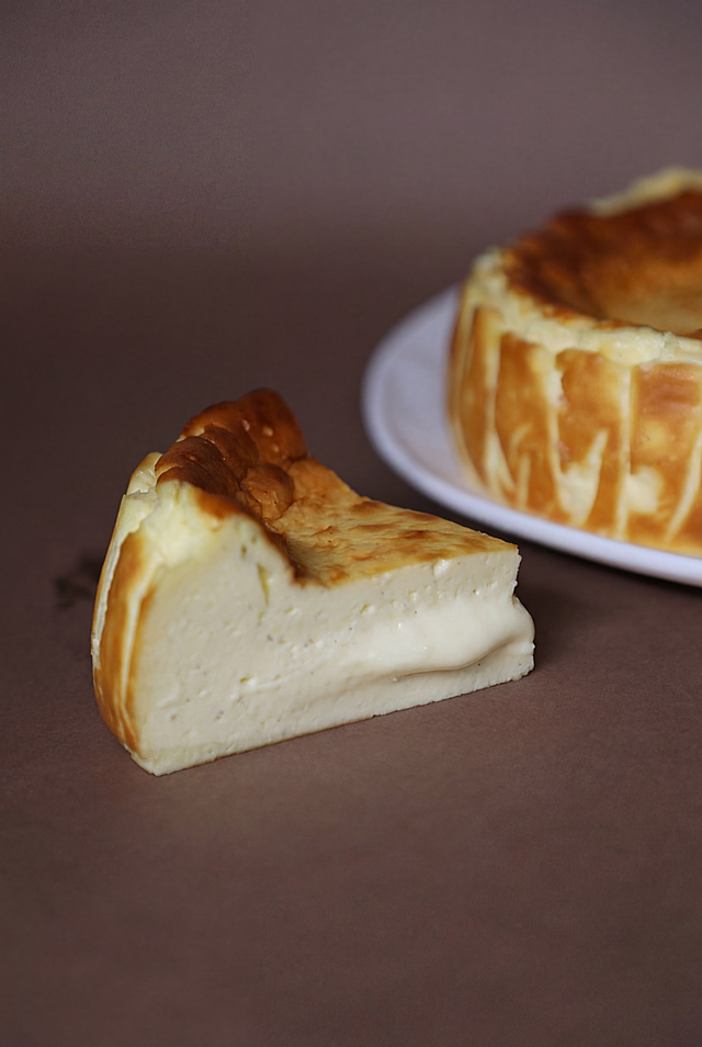 产品摄影工作室照明，超高清画质，蛋糕切角只流出少量白色流心，比上次更少一些，不要太多，保持自然，保留原有画面构图和风格