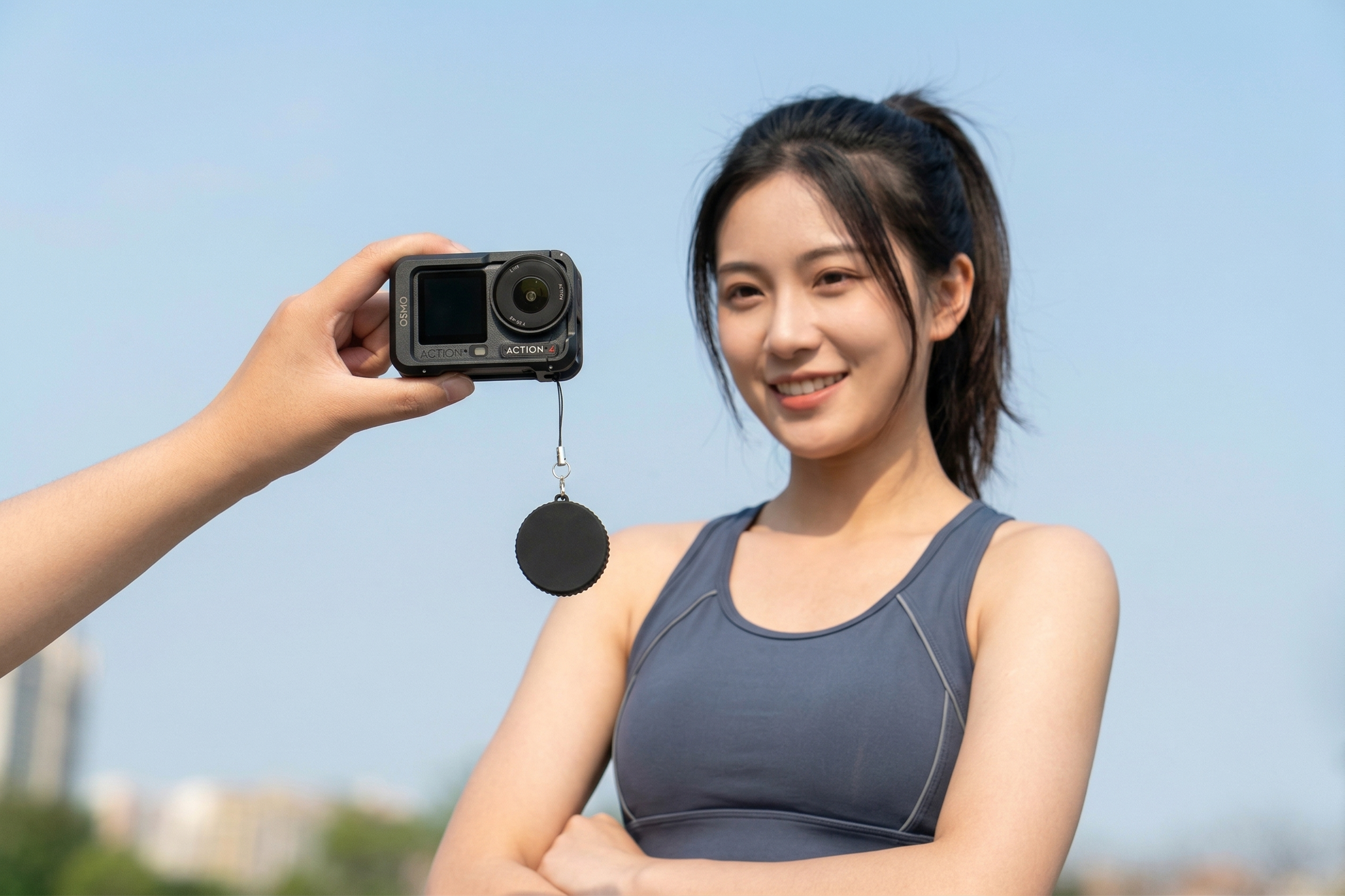 在这张图片中完整添加一位穿着运动服的美女，展示出美女的上半身，… - 图片创意预览