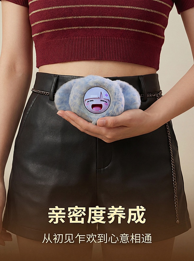 最终优化版：产品替换与尺寸不变（蓝白渐变毛绒耳套，约原50%大小），手部姿势、握持角度、产品位置100%锁定不变；人物服装更新为更精致的性感风格：修身短款针织露脐上衣（酒红+浅金条纹）+ 高腰哑光黑皮质短裤 + 金属细链腰带，凸显线条感与活力。背景、文案“亲密度养成”“从初见乍欢到心意相通”完全保留。强化产品与手部的物理贴合：接触阴影更柔和自然，毛绒边缘过渡无缝，屏幕反光与环境光一致，杜绝贴纸感。4K高清, 竖版比例（1080×1440）。