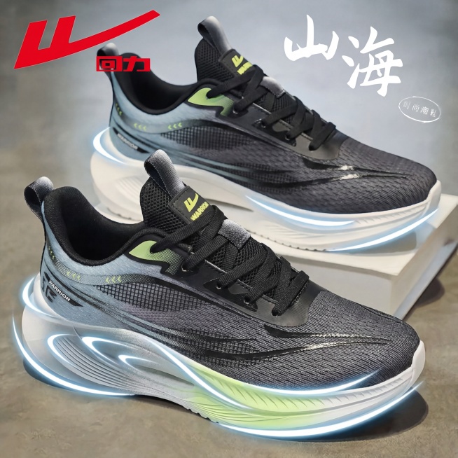 将图2中白色盒子上和前景的两双原鞋子原位替换为图1参考图的黑绿青渐变网面回力运动鞋。完全保留图1鞋子的所有细节：黑网面、黑色鞋带、青灰绿渐变中底、所有品牌标识和配色，严禁修改外观。严格遵循原位替换要求预览效果