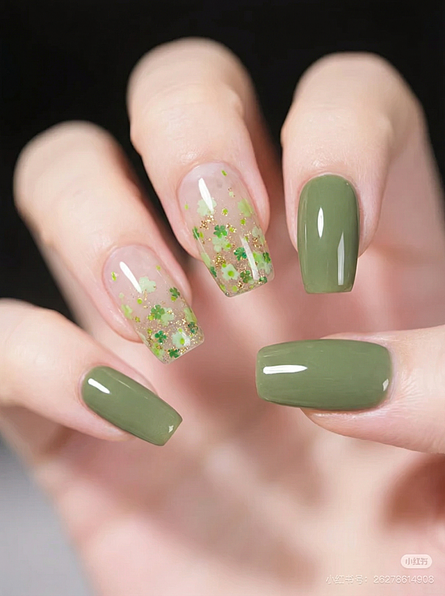 将图1中的美甲替换为图2的绿色碎花美甲，保持原图中的人物手部姿势、环境布局完全不变，仅替换美甲主体。
图2美甲是抹茶绿色搭配透明底绿色碎花金闪装饰。
精准匹配原场景透视角度，实现空间尺度物理融合，确保新美甲严丝合缝地嵌入原位置。
重置美甲光影，增强光照一致性，赋予自然光影及真实接触阴影。
美甲色温亮度与环境完全协调，增加环境映射。
消除视觉接缝，画面自然真实，保持原背景色调，强化商业摄影质感。
保持原图比例。4K分辨率。
负向提示词：抠图白边,阴影方向错误,光影不匹配,透视错误,空间比例失调,巨物感,微缩模型感,悬空,违背物理常识,贴纸感,视觉接缝,边缘生硬,变形,扭曲,画面被裁剪,比例改变,背景被篡改,人物姿势改变
