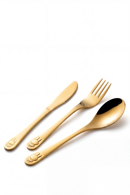 保留图中这三件金色不锈钢餐具（刀叉勺）造型不变，在餐具底部添加自然柔和的阴影，保留纯白背景不变，保持餐具原来的光泽和细节，阴影自然贴合餐具底部位置，不要改变餐具本身形状、颜色和纹理，整体保持干净通透的预览效果