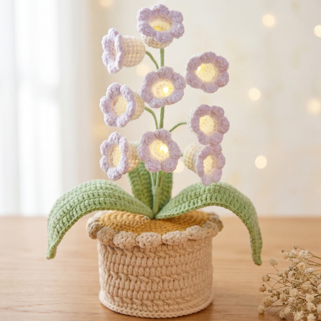 手工钩织紫色铃兰花小夜灯盆栽，保持产品物理结构绝对不变，严禁扭曲变形。放置在原木质感书桌桌面，浅暖白奶油风墙面背景，拉开景深。全屋漫射柔光，从左侧窗户透入柔和自然光，阴影极淡柔和，整体低对比度，画面明预览效果