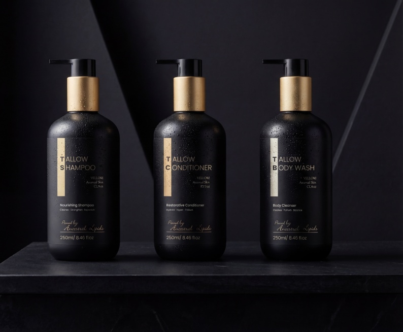 三款黑色按压瓶洗护产品（洗发水、护发素、沐浴露），瓶身为黑色搭配金色装饰，保持物理结构和所有瓶身文字绝对不变，保证所有文字清晰可辨认，严禁扭曲变形。
依次错落排列放置在黑色哑光石材台面上，深色折角背景预览效果