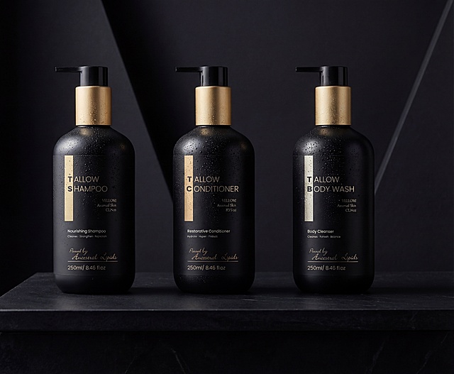 三款黑色按压瓶洗护产品（洗发水、护发素、沐浴露），瓶身为黑色搭配金色装饰，保持物理结构和所有瓶身文字绝对不变，保证所有文字清晰可辨认，严禁扭曲变形。
依次错落排列放置在黑色哑光石材台面上，深色折角背景形成空间纵深感，拉开层次。
纯黑色调背景，通过自然光影形成明暗过渡变化，整体极简高级有质感。
专业商业广告摄影光影，柔和侧光，清晰自然投影，突出瓶身材质和金色装饰质感，明暗对比自然。
瓶身点缀极细冷凝水珠，增加细节真实感，不遮挡文字。
高端商业广告拍摄，4K超清分辨率，极致材质细节，暗调高级质感，真实摄影光影。保持原图比例。