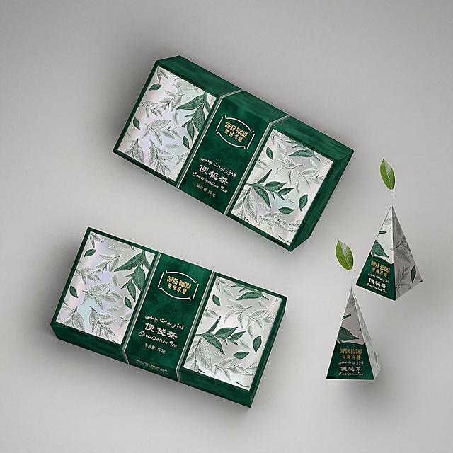 商业茶叶包装设计，完全保留原包装的外盒+内三角茶包的造型、结构、透视、摆放角度100%不变。仅升级设计理念为轻奢香氛级包装：将深绿改为哑光丝绒绿，银白改为珠光白，叶片纹理做压纹+局部烫银工艺，品牌标识添加立体浮雕，整体呈现香氛礼盒的高级质感，光影突出丝绒与珠光的细腻层次，产品级3D渲染，8K超高清，商业包装展示图，质感奢华。