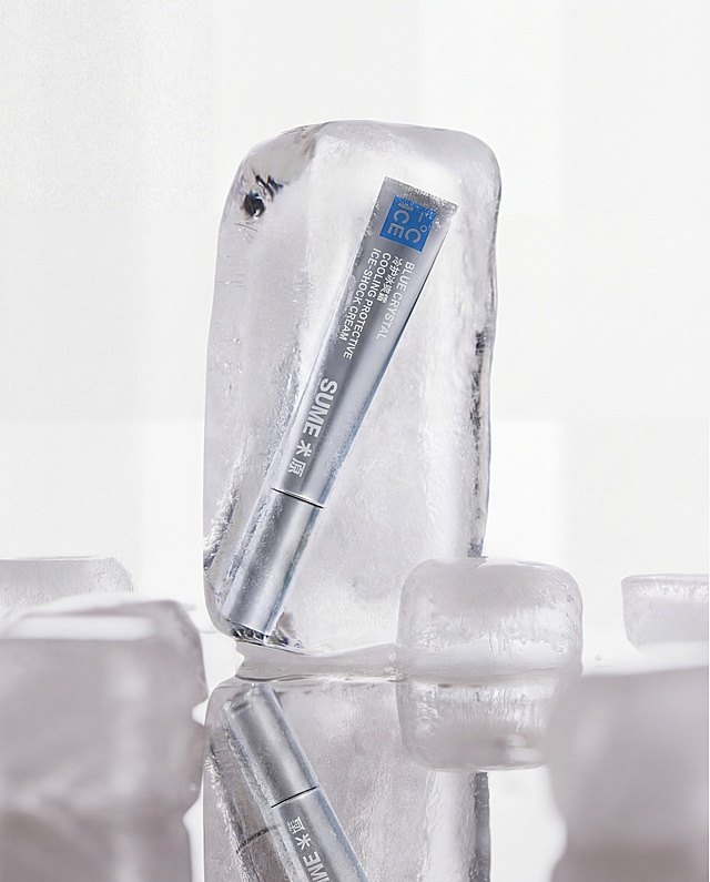 将原图封在冰块里的银色长条包装原位替换为图2(参考图)中的银色长管包装产品。严格保证产品上所有文字内容、排版、蓝色标识与图2完全一致，一字不差，100%保留原信息，不允许任何修改和错乱。
用图2中物体的真实物理结构完全覆盖该区域，打破原图旧物的轮廓束缚，保持图2产品的真实比例，严禁挤压或变形。新产品需完美继承原图中旧物的摆放角度、镜头高度与透视消失点关系，继承旧物的位置，使其与冰块结构和背景空间完美融合，保持图1的构图、冰块结构、整体氛围完全不变。
调整新产品光影，匹配图1的冷调光线和环境色，呈现被冰块包裹的透明质感，同时更新倒影里的产品信息，保证倒影自然，符合光学逻辑和物理逻辑，完美消除新产品边缘白边，画面自然真实，严格锁定宽高比为 4:5，4K分辨率