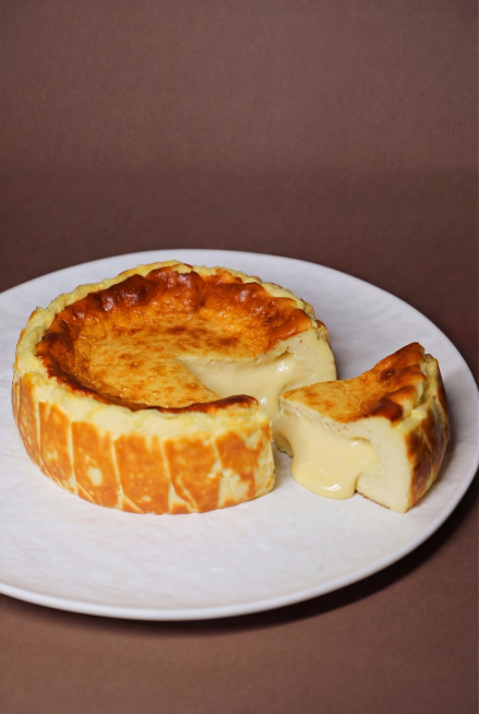 调整流心颜色，使其与蛋糕本身颜色保持一致，做出自然的流心效果，保留整体构图和产品摄影照明预览效果