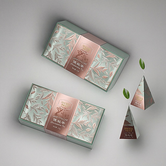 完全保留该茶叶包装的盒型、内外包装结构、所有文字、LOGO、元素位置100%不变，仅将整体视觉风格改为法国浪漫轻奢风格：主色调调整为莫兰迪绿+玫瑰金，叶片纹理添加法式洛可可卷草纹，整体呈现优雅浪漫的法式轻奢感，商业包装3D渲染，8K高清，质感高级。