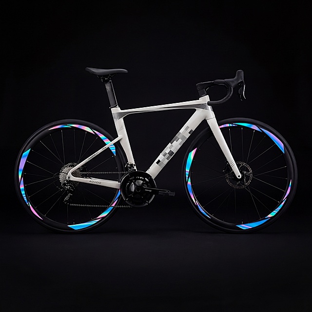 保留图片中的公路自行车主体不变，将背景更换为高级感的深色纯黑背景，增强产品质感和高级氛围，保持自行车原有细节和颜色不变