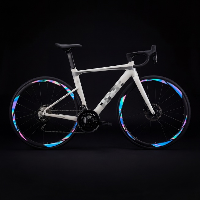 保留图片中的公路自行车主体不变，将背景更换为高级感的深色纯黑背景，增强产品质感和高级氛围，保持自行车原有细节和颜色不变预览效果