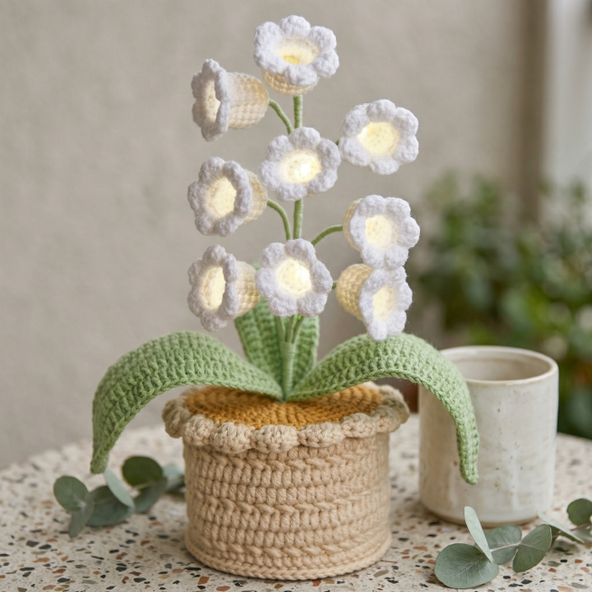 手工钩织紫色铃兰花小夜灯盆栽，保持产品物理结构绝对不变，严禁扭曲变形。放置在阳台水磨石台面，浅灰色莫兰迪背景墙，远处虚化绿色植物，拉开层次。阴天漫射柔光，整体低饱和度暖调，阴影柔和。三分法构图，微俯视预览效果