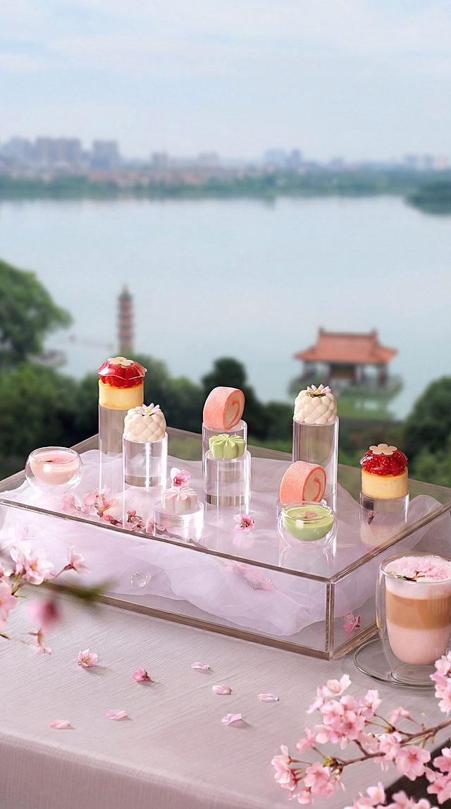 将樱花下午茶海报的背景替换为提供的湖景图片，湖景背景做模糊虚化处理，保留前景的樱花下午茶甜点和咖啡，适当减少前景的樱花装饰数量，保持整体9:16的竖版海报构图，风格清新自然
