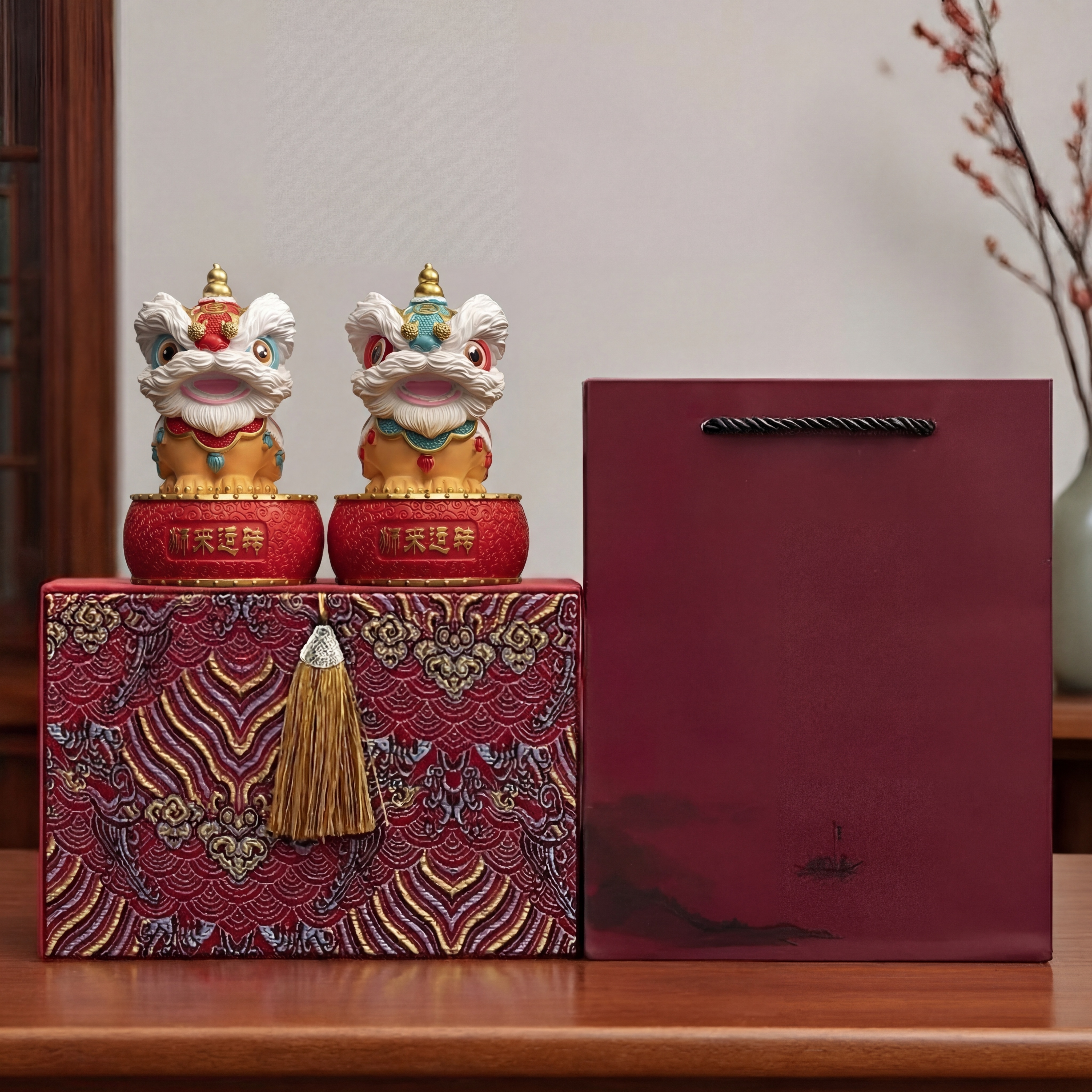 将图一中礼盒上原有的两只小狮子完整替换为图二中的两只醒狮小狮子… - 图片创意预览