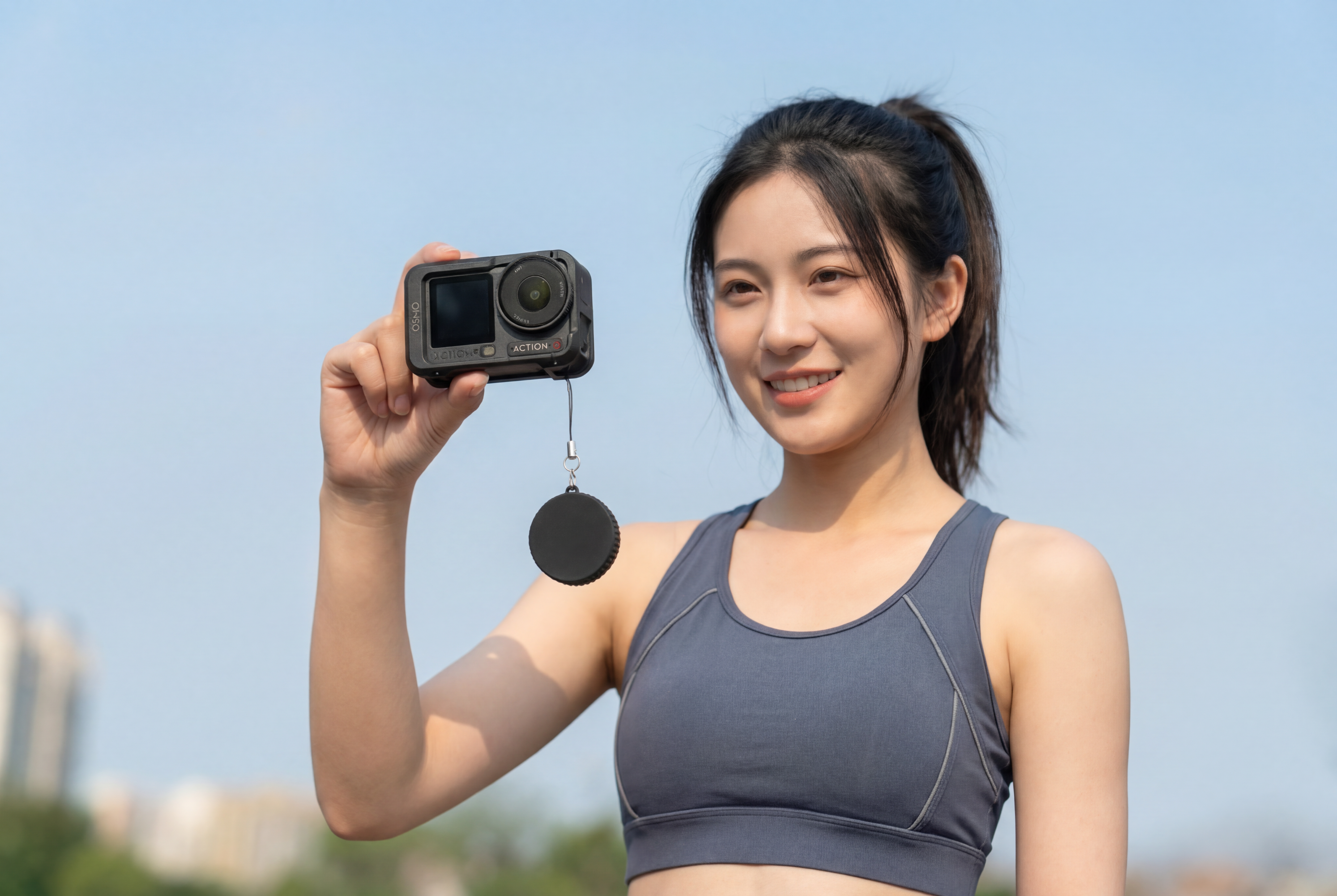 将图片中伸入画面的手替换为美女本人亲自手持运动相机，要求她以与… - 图片创意预览