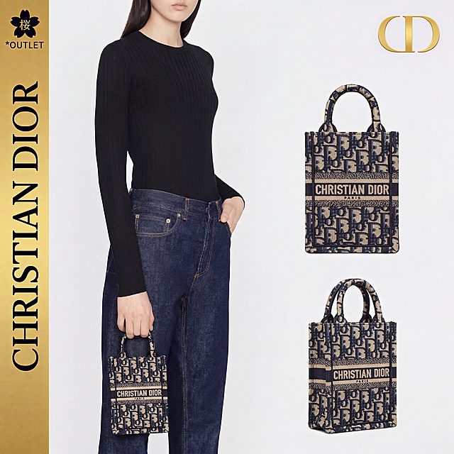 复刻参考图一版式，左侧金色竖条写黑色竖排文字"CHRISTIAN DIOR"，左上角有樱花"樱"字和"*OUTLET"文字，右上角有金色CD标志，将image2中的包包放到版式中，左侧保留人物模特手持包包，右侧单独展示包包产品图，浅灰色背景，日本电商主图风格，质感高级，光影干净