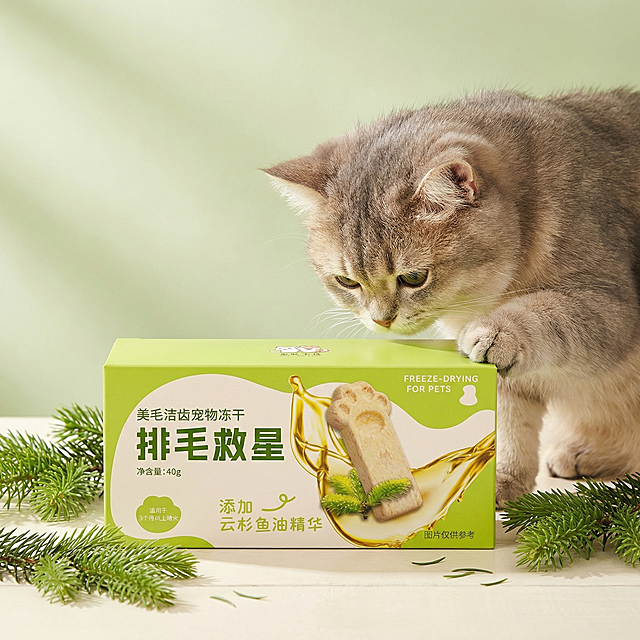 保持产品包装盒物理结构绝对不变，保留原有品牌Logo和文字信息，产品添加柔和阴影效果。画面添加一只可爱猫咪，突出云杉鱼油美毛洁齿冻干，温和排毛的卖点。放置在暖白木质桌面上，浅绿色奶油风背景，拉开景深。整体温馨治愈的商业淘宝主图风格，全屋漫射柔光，低对比度，阴影柔和，画面明亮干净。三分法构图，微俯视，角落点缀新鲜绿色云杉枝叶，商业级4K画质，画面通透，严格锁定宽高比为1:1。