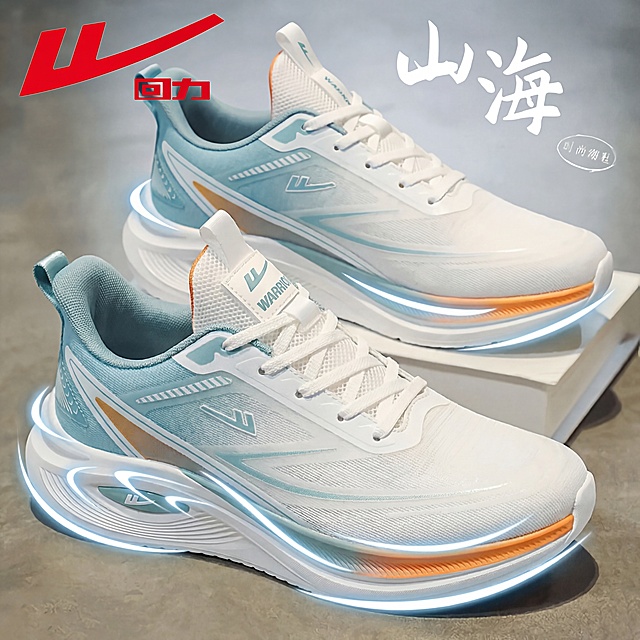 重新将图2中的旧鞋子完整替换为图1的白青橙拼色网面运动鞋，确保前后两只鞋都替换完成，严格保留图1鞋子完整的外观特征：流线型设计、白蓝青橙拼色配色、中底橙色渐变、厚底结构、回力品牌标识和鞋身标志，两只鞋子细节都必须和图1完全一致。严格保持原图2的鞋子摆放角度、位置、双鞋布局、发光描边效果、背景和所有文字文案完全不变，仅替换鞋子主体。
精准匹配原场景透视角度，实现空间尺度物理融合，确保新产品严丝合缝地嵌入原位置。
重置产品光影，增强光照一致性，赋予自然光影及真实接触阴影，保留原图外发光描边效果。
产品色温亮度与环境完全协调，网面材质增加自然透气质感。
消除视觉接缝，画面自然真实，保持原背景色调，强化商业摄影质感。
保持原图比例，4K分辨率。
负向提示词：抠图白边,阴影方向错误,光影不匹配,透视错误,空间比例失调,巨物感,微缩模型感,悬空,违背物理常识,贴纸感,视觉接缝,边缘生硬,变形,扭曲,画面被裁剪,比例改变,背景被篡改,文字位置改变,改变鞋子外观结构,丢失产品细节,错误配色,曝光过度,只换一只鞋,漏换鞋子