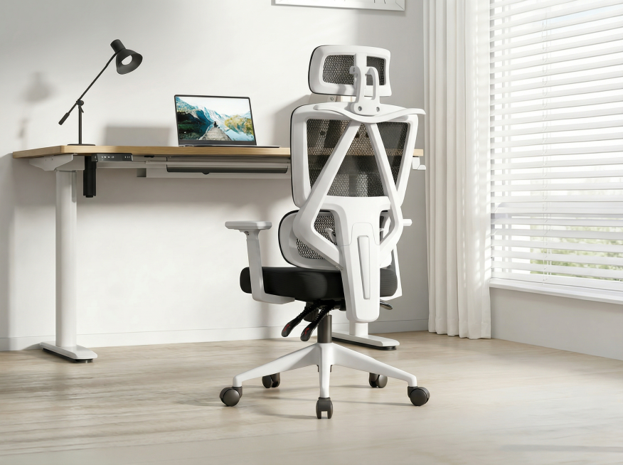 将图1的人体工学椅放进图2的场景里，保证椅子产品的物理细节和原背景图内容绝对不变
椅子是白框黑网面的人体工学椅，保持原产品完整结构
精准匹配原场景透视角度，实现空间尺度物理融合，自然放置在办公桌前
重预览效果