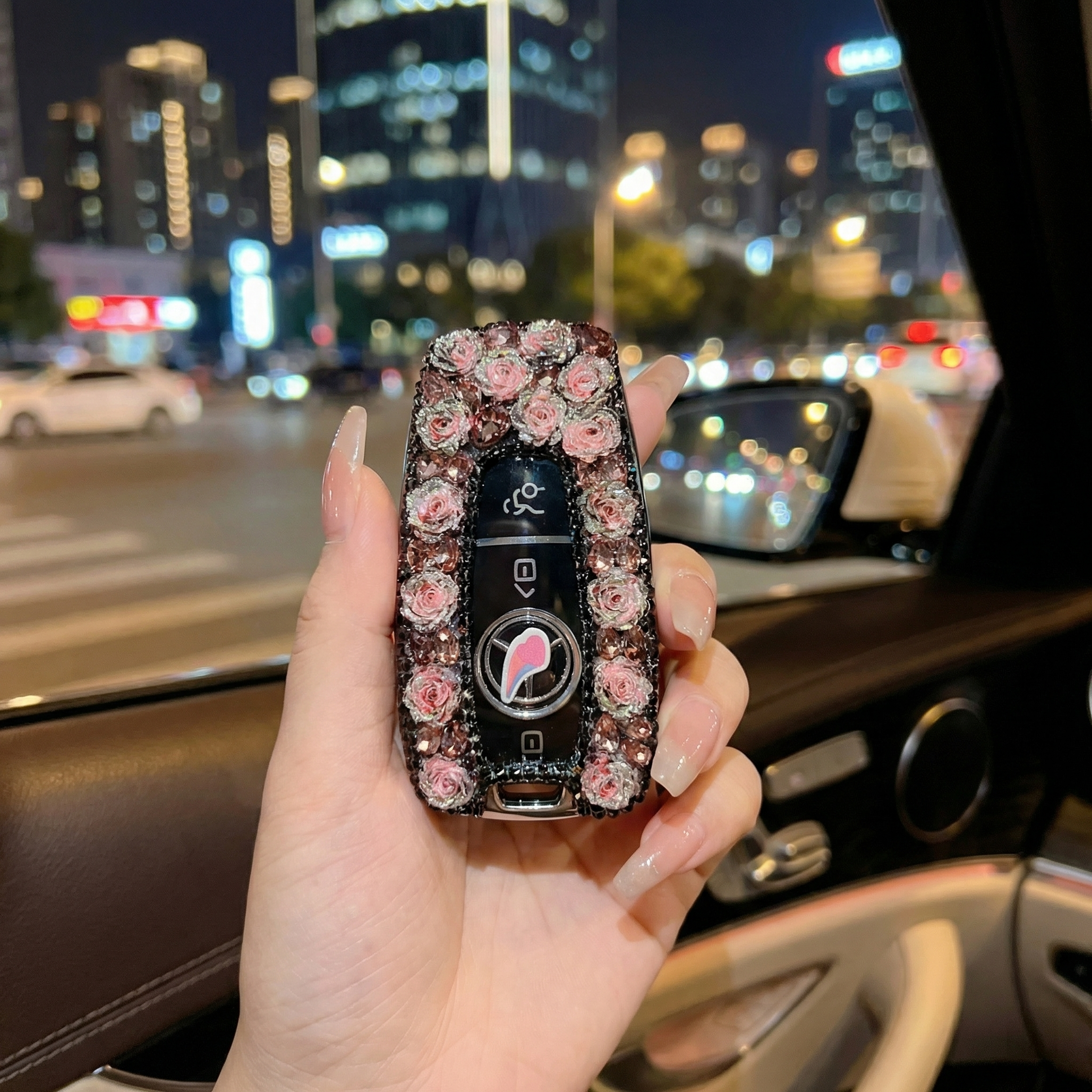 基于原图片修改，保持镶钻玫瑰汽车钥匙扣的产品细节、装饰和结构完… - 图片创意预览