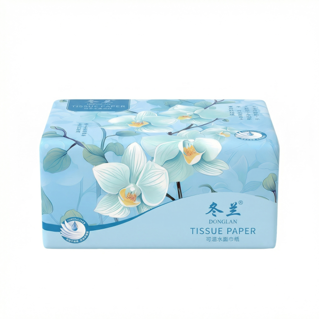 产品主体位于画面绝对正中心，垂直居中，水平居中，产品主体占据整个画面的 60%-80%，顶部空白区域与底部空白区域高度严格相等，严禁偏下，严禁贴边，严禁切图。正视，微俯拍视角。严格保持原图抽纸产品的拍预览效果