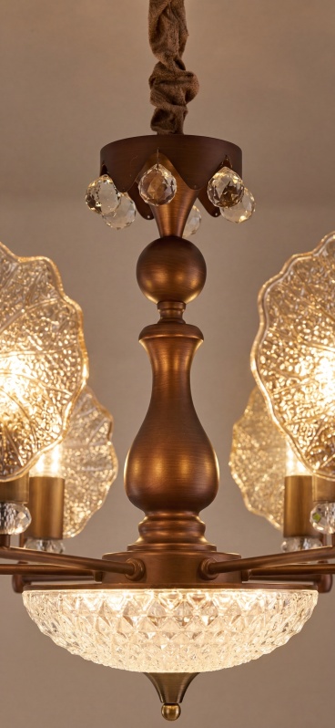 参考图1的光影质感、柔焦氛围和特写拍摄效果，重新渲染图2的吊灯中柱特写，让棕色金属和木质纹理清晰可见，呈现细腻的材质质感，柔和暖光打亮产品，营造出高级商详特写的效果，保留产品原有形状和结构不变。预览效果