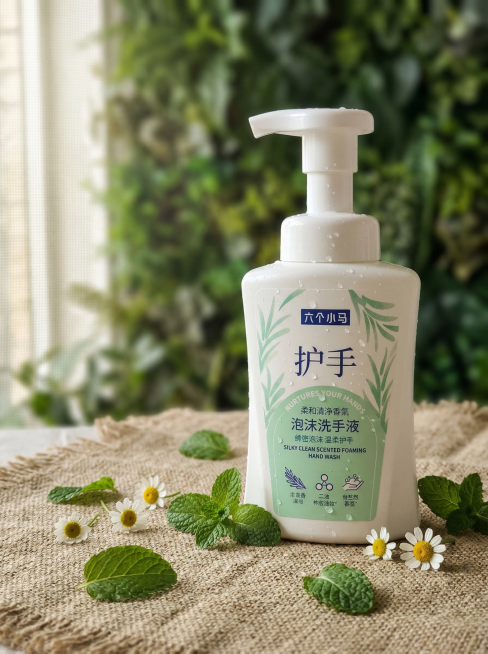 白色按压泡沫洗手液，保持瓶身物理结构绝对不变，保持原有文字和logo原样，严禁扭曲变形。
产品放置在画面偏右位置，左侧留出空间，平稳放在粗糙的亚麻布上，有清晰接触阴影。
背景是模糊的室内绿植墙，浅景深预览效果