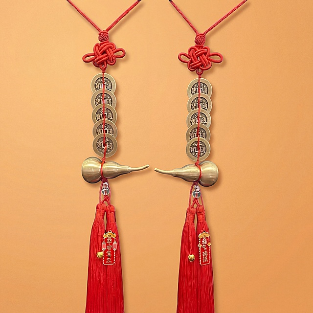 将背景替换为暖杏色纯色背景
保持产品角度不变，保持五帝钱、铜葫芦、中国结红流苏挂饰的原有结构和位置
专业商业精修，极致超清画质，深度细节锐化，修复明暗，增强金属铜钱和葫芦的质感，让红色流苏更鲜艳自然，还原真实清晰纹理
商品主体居中，占比控制在60%-80%，生成真实自然阴影，严格保留所有商品细节，不改变原有透视和结构