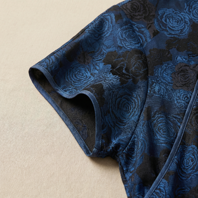 生成这件蓝黑色玫瑰提花香云纱连衣裙的袖子局部细节图，重点突出短袖袖子的工艺、面料纹理和细节，保留原有的蓝黑色玫瑰提花图案和面料质感预览效果