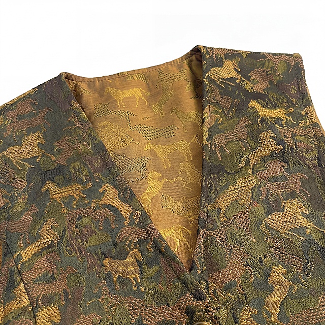 放大展示这件马甲衣服的衣领部分，重点突出衣领的细节，保留马甲原有的提花图案和色彩，清晰呈现衣领的材质、版型和缝线工艺