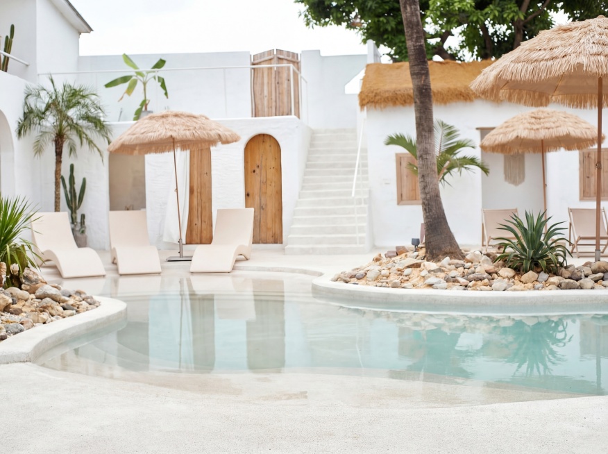 移除画面中的人物，向左右两侧扩展延伸原有度假泳池场景，保持整体风格和场景元素一致，保持原图的透视和光影不变预览效果