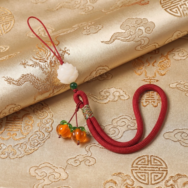 完全保留原挂件的主体细节和造型不变，更换为适合电商售卖的国风轻奢正方形背景，画面清晰突出产品预览效果