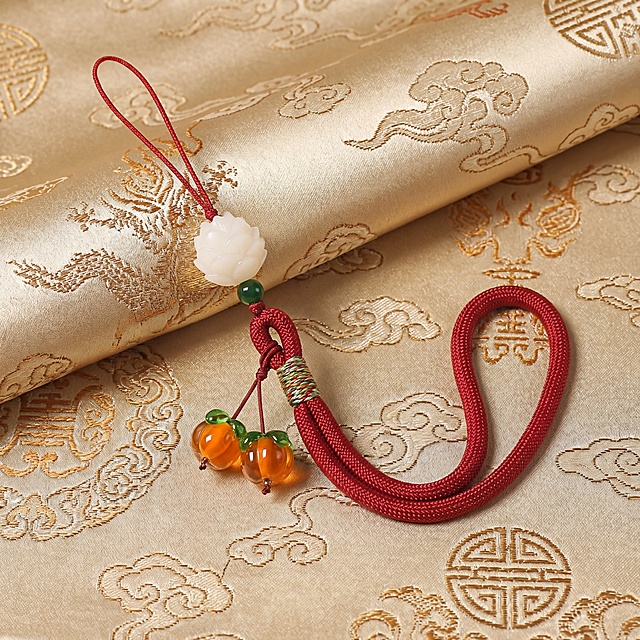 完全保留原挂件的主体细节和造型不变，更换为适合电商售卖的国风轻奢正方形背景，画面清晰突出产品