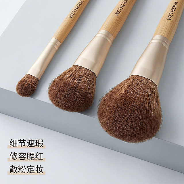 [主图 2] 化妆刷细节卖点展示图
[氛围风格] 简约高级美妆产品摄影，纯净质感
[画面元素] 商业摄影质感、光线柔和通透、产品清晰真实、画面干净高级。重点微距展示三款化妆刷的刷毛顶端细节，对比展示不同尺寸刷头大小差异，背景为干净浅色美妆静物台，光线柔和突出刷毛柔软蓬松质感，保持产品原有外观特征不变。去除所有AI生成的错误文字标识。
[配色色系] 主色调：浅灰色纯净背景，棕色刷毛原色，原木暖棕色刷柄
[视角构图] 平视特写构图，景深适中，细节清晰
[文字版式] 左下角分区标注，不同刷头对应功能：小号"细节遮瑕"、中号"修容腮红"、大号"散粉定妆"，深字浅色底清晰标注。
[比例分辨率] 1:1 比例，4K分辨率，文字清晰可辨，超高清，输出格式JPG。
[负向提示词]变形，水印，文字错乱，产品图模糊，背景杂乱，AI生成文字标识