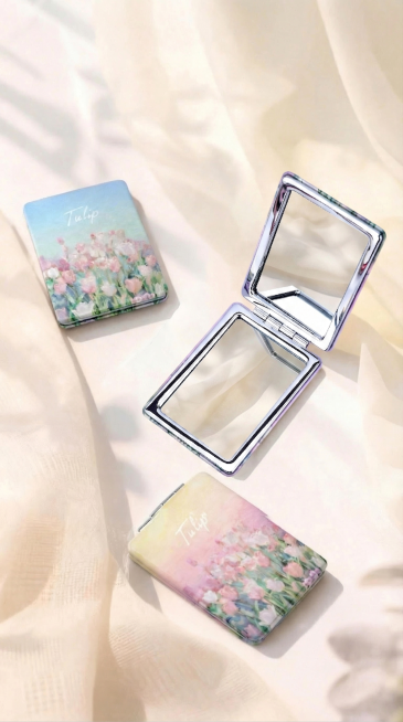 将打开的折叠镜的空白镜面区域，自然融入周围米白色柔纱环境的光影效果，让镜面映射出和背景一致的柔和光影与浅色调，保持整体光影自然协调，不改变镜子和其他化妆品的外形、图案和位置预览效果