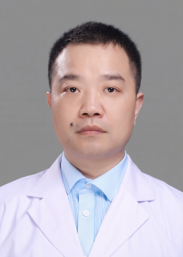 把背景更换为纯净的灰色底色，保持人物主体、衣物和痣不变，保证画质清晰