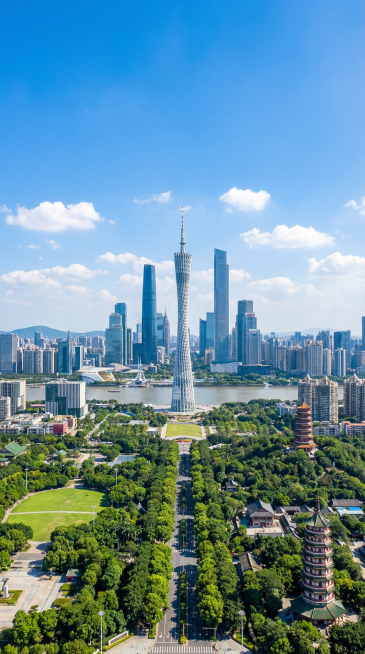 广州城市风景图，包含广州标志性建筑和自然景观，蓝天白云，清新明亮的城市风光预览效果