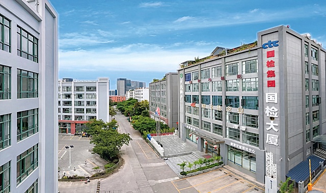 保留图片完整宽幅和原构图及建筑内容，清除地面停车场和道路上的所有车辆，保持地面环境干净，其他建筑、树木、天空等内容保持原样不变