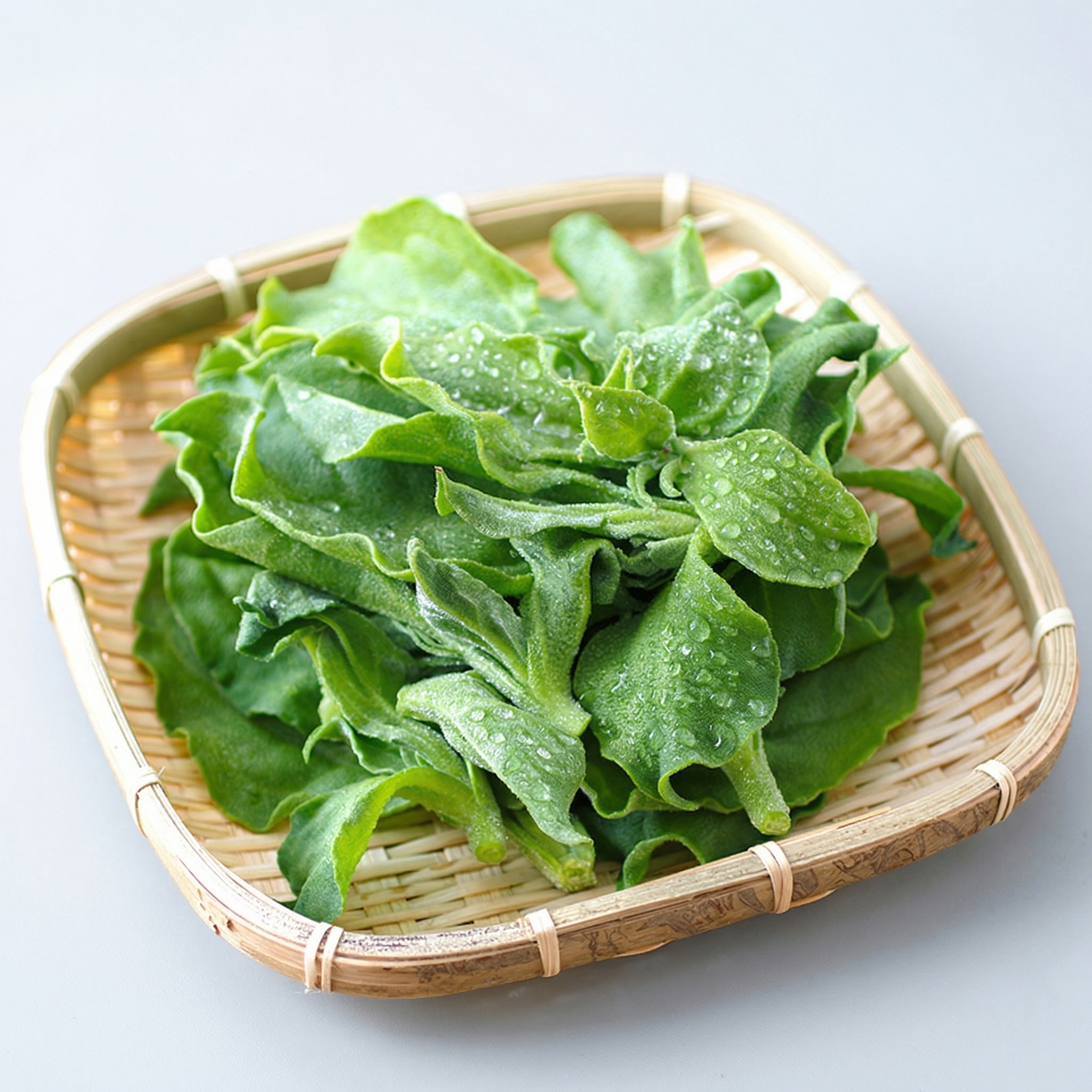在桑叶上添加清晰的露珠和水滴，增强新鲜感，将背景更换为灰白色，… - 图片创意预览
