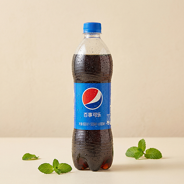 保持这瓶百事可乐的外观、颜色、物理结构绝对不变，蓝色包装，黑色液体，蓝色瓶盖，保持品牌Logo原样，严禁包装扭曲或形状变化。
平稳放置在浅米白磨砂桌面，浅米色微水泥背景墙，背景干净简洁，拉开景深。
使用国内电商种草风格，全屋漫射柔光，低对比度，阴影极淡柔和，画面明亮干净，偏暖奶油色系。
45度微俯视构图，主体清晰居中。
瓶身布满冷凝水珠，增添清爽感，桌面点缀几片翠绿薄荷叶，打破单调。
商业高端美食摄影，4K超清分辨率，极高材质细节，干净通透，保持原图比例不变。
负向词：接口错位,包装变形,穿模,重叠,生锈,老旧破损,Logo融化,液体干瘪,廉价塑料感,摄影灯,水印,文字,昏暗,悬空,比例失调,有毒物质,杂乱桌面,多余同类食品饮料,西方面孔,金发,深眼窝,雀斑,死黑阴影,硬光,高对比度