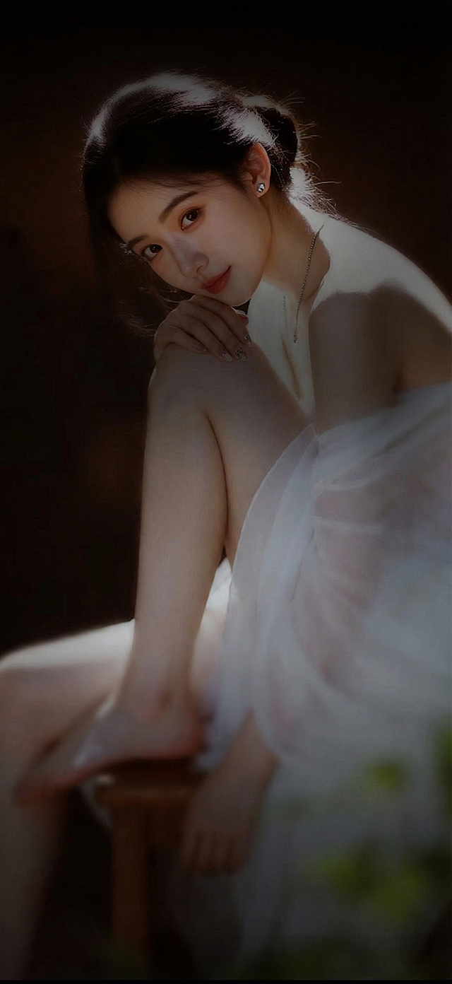 去除图片中所有文字和价目表区域，只保留背景人像原图